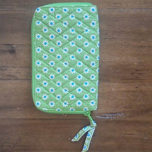 Vera Bradley Green Apple Daisy Betsey Wristlet Wallet - Picture 2 of 4